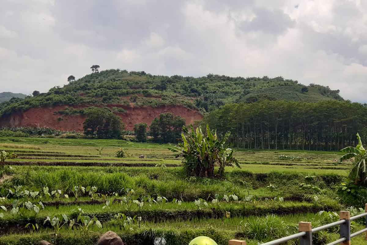 Bukit Juwetsewu, Mojokerto yang berada di tiga desa yaitu,  Desa Wonoploso, Desa Kalikatir, dan Desa Begaganlimo, Kecamatan Gondang, Kabupaten Mojokerto.