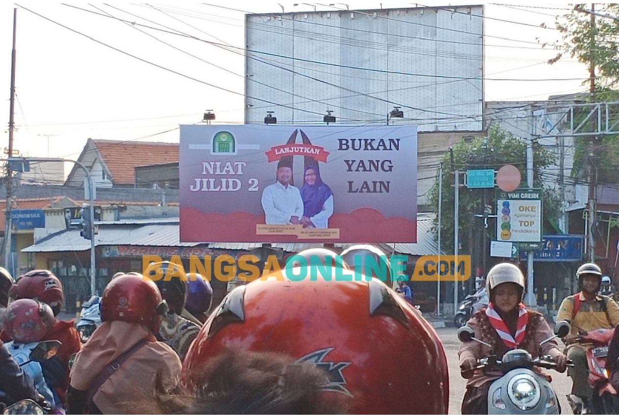 Baliho bergambar NIAT Jilid 2 dipasang IWNU di perlimaan Sukorame. Foto: SYUHUD/BANGSAONLINE