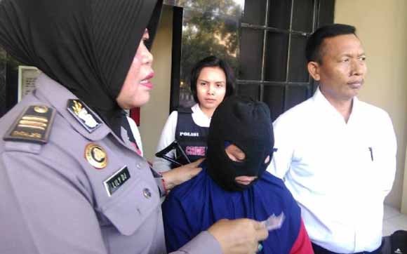 Dewi, saat diamankan di Mapolrestabes Surabaya. foto: rusmiyanto/BANGSAONLINE