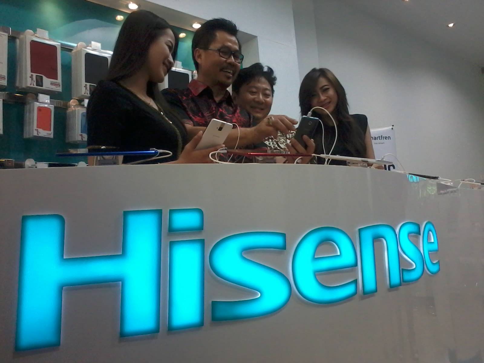 Djoko Tata Ibrahim dari smartfren dan Stephen Qu dari Hisense saat peresmian gerai Hisense. foto : nisa/bangsaonline