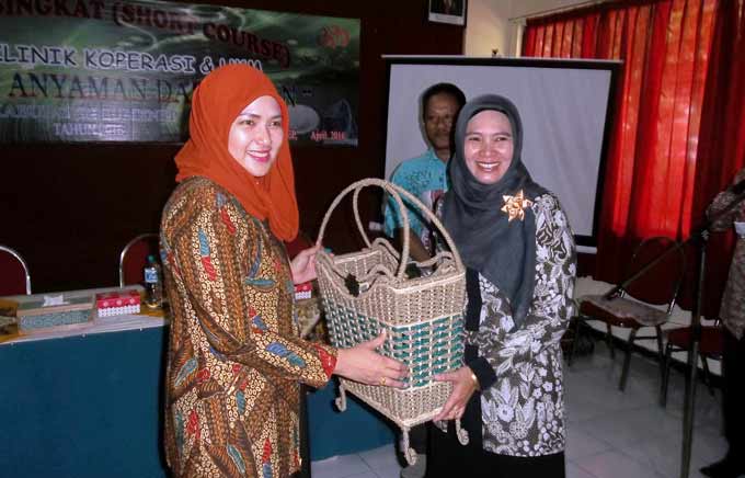 Calon Wirausahawan Muda di Sumenep Dilatih Bikin Anyaman dari Rotan