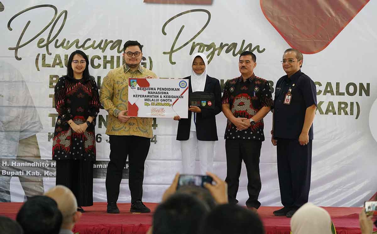 Bupati Kediri, Hanindhito Himawan Pramana, saat menyerahkan beasiswa. Foto: Ist