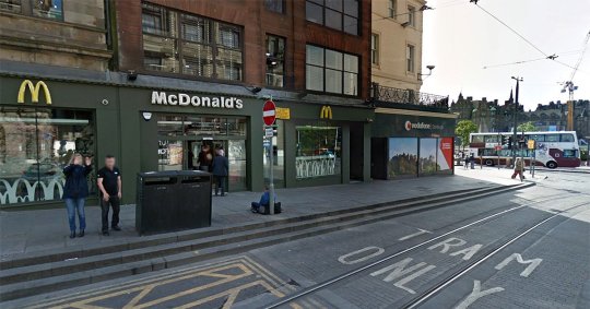 Mc Donald Edinburg, tempat si penari striptis dadakan beraksi. foto: metro.co.uk