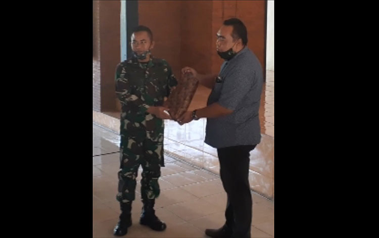 Danrem 082/CPYJ saat memberikan cenderamata kepada salah satu Ketua PWI.