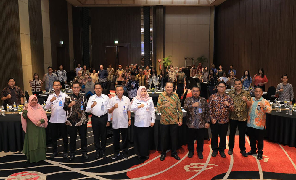 Peserta sSosialisasi dan konsultasi teknis pengajuan permohonan pewarganegaraan bagi anak berkewarganegaraan ganda (ABG) foto bersama.