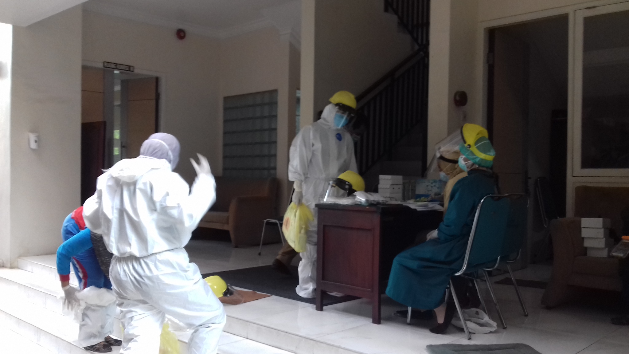 Dinkes Kota Probolinggo saat menggelar swab di kantor DPRD. (foto: ist)