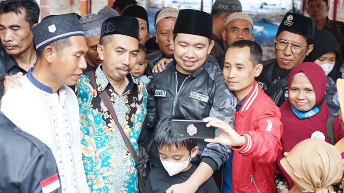 Muhammad Fawait, SE, M.Sc, Ketua Fraksi Partai Gerindra DPRD Jatim saat diajak berfoto. foto: istimewa
