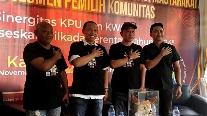 Komisioner KPU Gresik Divisi Hukum dan Pengawasan, Andri Agus Susilo (kanan), saat menjadi pembicara dalam sosialisasi Pilkada 2024 di Sekretariat KWG. Foto: Ist.