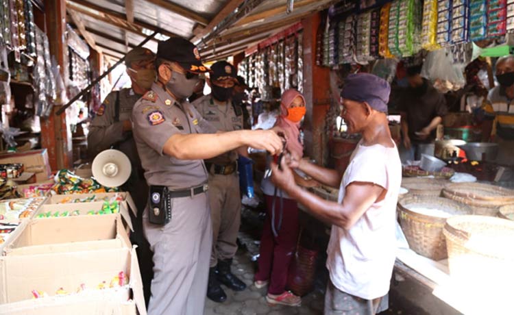 Petugas Satpol PP Kabupaten Kediri saat memberi imbauan kepada penjual dan pembeli di pasar tradional, untuk menerapkan prokes. (foto: kominfo)