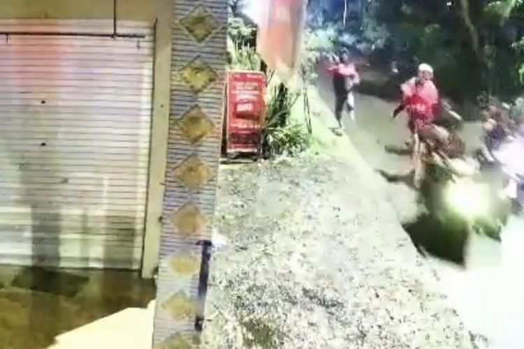 Tangkapan layar CCTV detik-detik penyerangan pemotor oleh sekelompok pemuda di Bangkalan