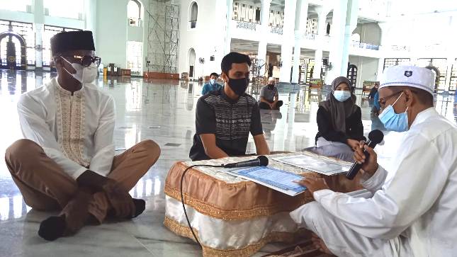 Fraser (paling kiri), warga kulit hitam Amerika Serikat saat ikrar dua kalimat syahadat di Masjid Al-Akbar Surabaya. foto: ist