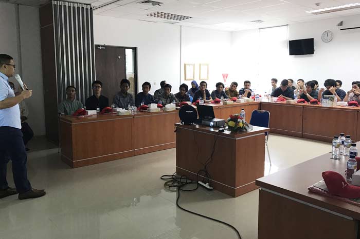 Mahasiswa ITS saat berkunjung ke EMCL.