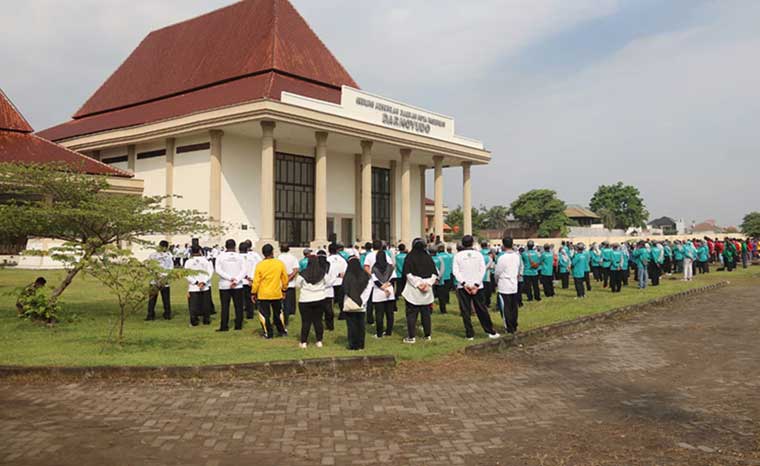 Pencanangan Laskar Sapu Bersih (LSB) dan Gerakan Tanam Pohon Keliling di Halaman Gedung Kesenian Kota Pasuruan, Kamis (8/4).