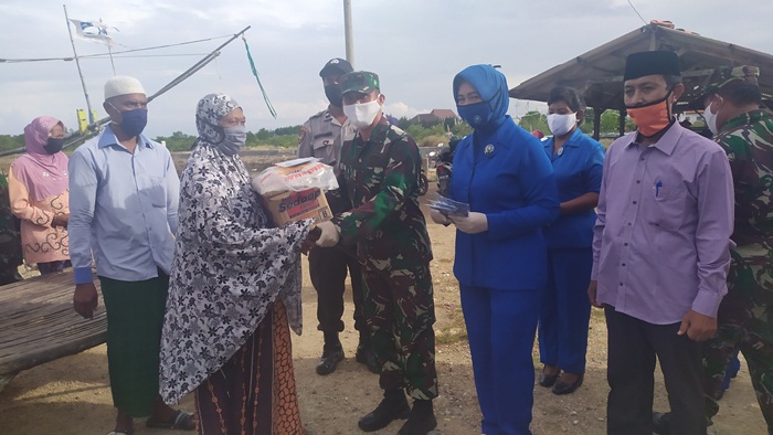Danlanal Batuporon Letkol Laut (P) Dodi Hermanto dan Kapten Erdis Suprisankoco selaku Paspotmal Lanal Batiporon Kamal-Bangkalan yang juga dampingi Kepala Inspektorat Kabupaten Pamekasan Mohammad Alwi membagikan sembako ke masyarakat Desa Padelegan.