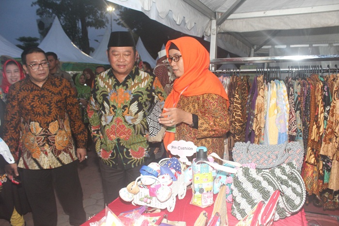 ?LIHAT: Bupati Sidoarjo Saiful Ilah melihat stan pameran UMKM, di alun-alun Sidoarjo, Rabu (14/2) petang. Foto: kominfo