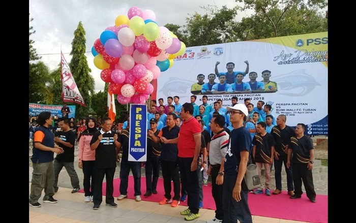 ?Bupati Indartato didampingi Wakil Ketua DPRD Gagarin,  pengurus Pengcab PSSI dan Perspa saat melepas melepas balon bersama.
