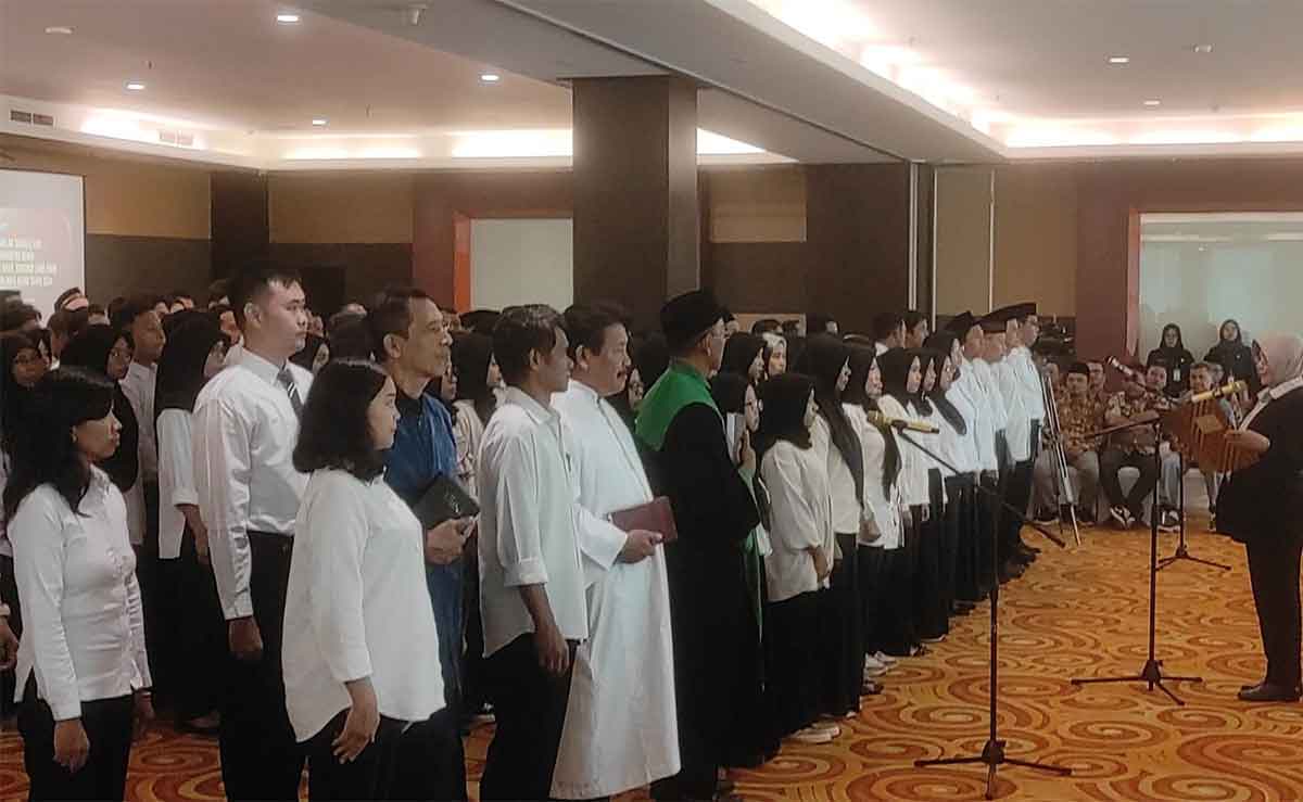 Ketua KPU Kota Kediri, Pusporini Endah Palupi, saat mengambil sumpah anggota PPS. Foto: Ist
