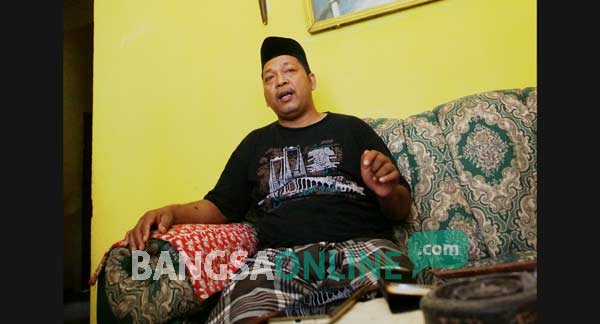 BIKIN GEGER: Jari, warga Jombang yang mengaku menerima wahyu sebagai tanda akhir jaman. foto: rony suhartomo/ BANGSAONLINE