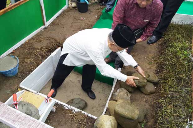Gus Solah saat meletakkan batu pertama sebagai tanda pembangunan Pesantren Tebuireng Cabang Ambon.