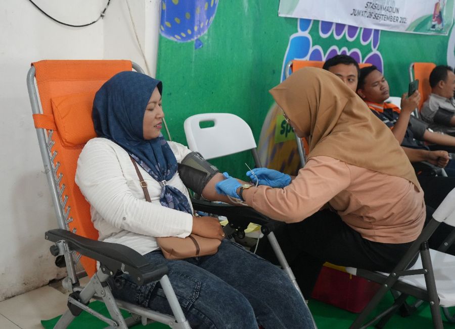 Petugas dari PMI saat mengambil darah dari para pendonor. (Ist).