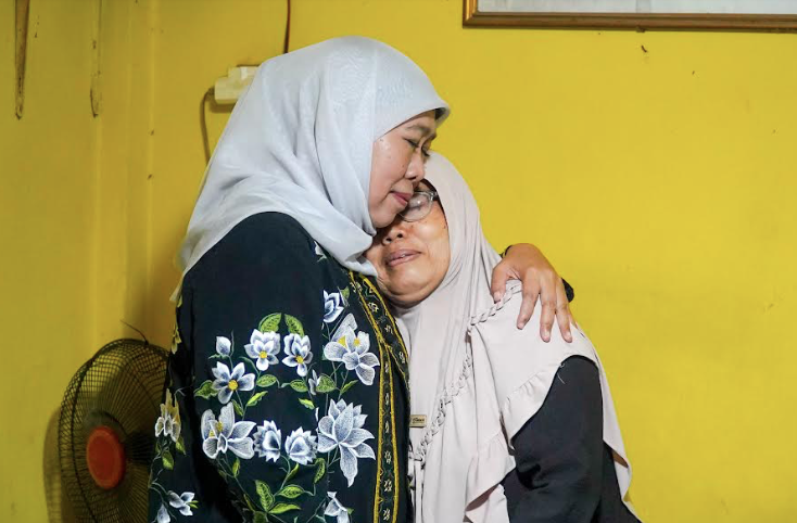 Khofifah dan TKD Jatim Takziah ke Keluarga Petugas KPPS yang Meninggal