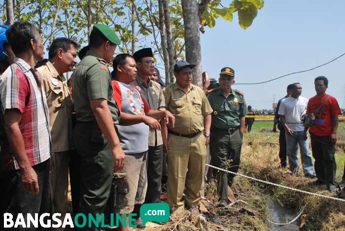 Bupati Budi Sulistyono (berpeci) saat melakukan peninjauan semburan air. foto: ZAINAL/ BANGSAONLINE