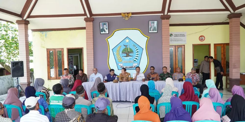 Bupati Lamongan, Yuhronur Efendi saat menghadiri penyerahan bantuan secara simbolis