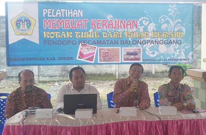 Agus Budiono (dua dari kanan), Kepala Diskop UKM dan Peridag Pemkab Gresik saat membuka pelatihan untuk UMKM di Balongpanggang.