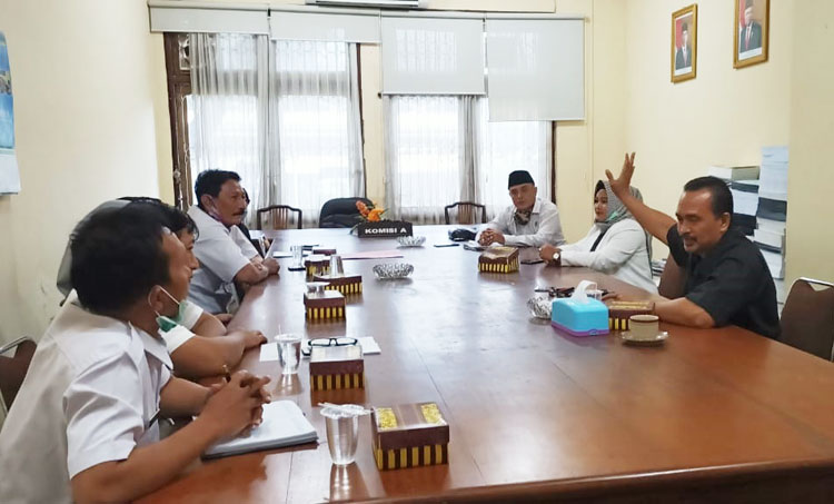 Komisi A DPRD Bangkalan saat rapat dengar pendapat dengan Dispendukcapil, Rabu (15/7/2020).
