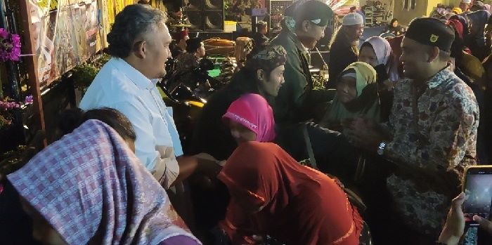 Bakal Calon Bupati Kediri, dokter Ari Purnomo Adi, bersama Bakal Calon Bupati Deny Widyanarko (pakai blangkon), dan Gus Gendeng, saat menyalami para jemaah. Foto: MUJI HARJITA/ BANGSAONLNE