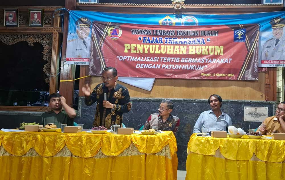 Direktur YLBH FT Andi Fajar Yulianto (tiga dari kiri) saat penyuluhan hukum di Desa Padeg. Foto: Ist.