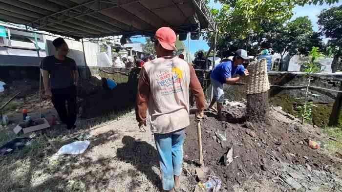 Petugas saat menggali makam yang akan dipindahkan. Foto: Ist.