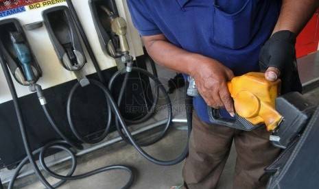 petugas SPBU saat mengisi BBM jenis premium. foto via republika.co.id