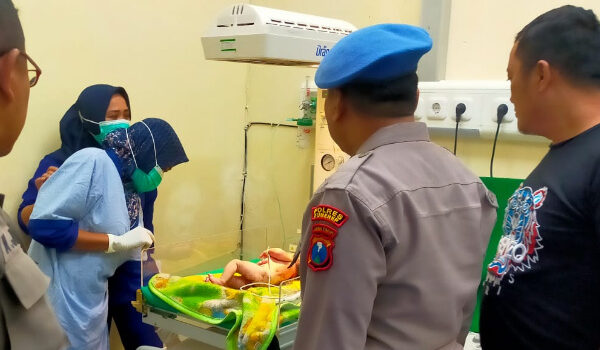 Anggota Polres Sumenep saat mengecek kondisi bayi yang dirawat di RSUD dr. H. Moh. Anwar