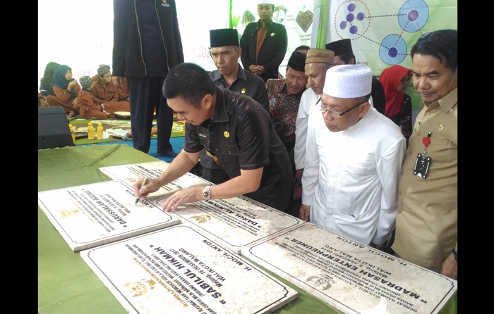 Wali Kota Malang H.M Anton saat menandatangani prasasti 5 BUMM tersebut, Selasa (9/1). Foto: IWAN IRAWAN/BANGSAONLINE