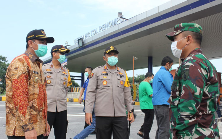Bupati Pungkasiadi, Kapolres Mojokerto AKBP Feby DP, dan Dandim 0815 Letkol Inf Dwi Mawan Sutanto memantau screening di PPST. 