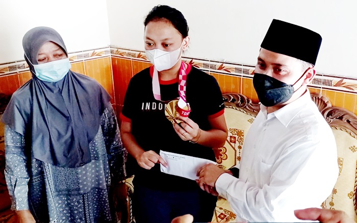 Gus Barra saat melakukan kunjungan dan memberikan apresiasi kepada Khalimatus Sadiyah, Sang Juara Atlet Paralimpiade 2020.