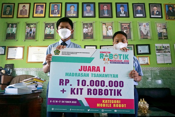 Alfareza Firdausy dan Bintang Gema, Tim Robotik MTsN 2 Kota Kediri yang berhasil menggondol juara kompetisi robotik tingkat nasional. foto: ist.