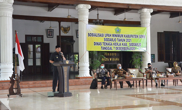 SAMBUTAN: Pj. Bupati Hudiyono saat sosialisasi UMK Sidoarjo 2021, Senin (7/12/2020). (foto: ist)