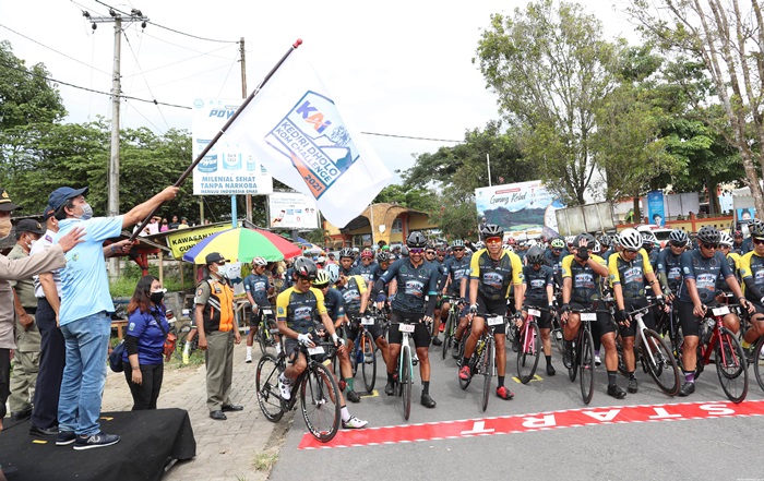 Ir. Adi Suwignyo, M.Si., Kepala Dinas Pariwisata dan Kebudayaan Kabupaten Kediri saat memberangkatkan peserta KAI Kediri Dholo KOM Challenge 2021. foto: ist. 
