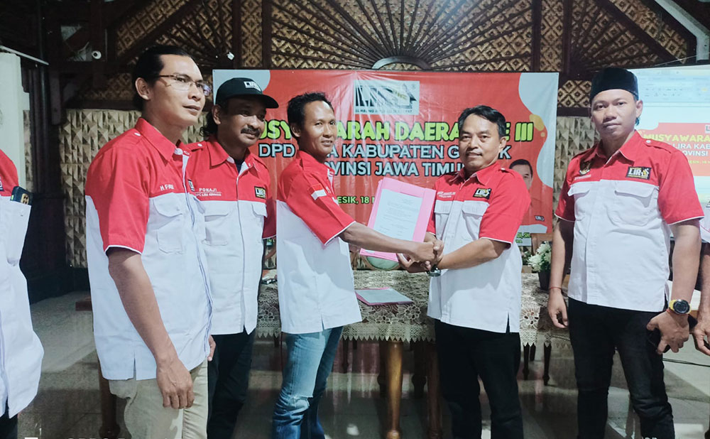 Wiwit Arhamur Ridlo (dua dari kanan) saat didaulat menjadi Bupati LSM Lira Kabupaten Gresik dalam musda. Foto: SYUHUD/ BANGSAONLINE