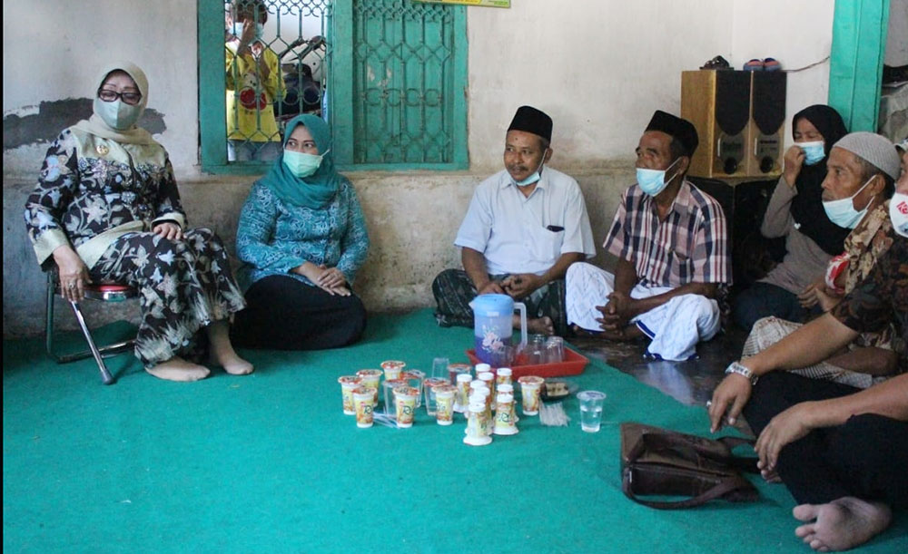 Bupati Jombang Mundjidah Wahab (kiri) saat takziyah ke rumah duka. foto: AAN AMRULLOH/ BANGSAONLINE