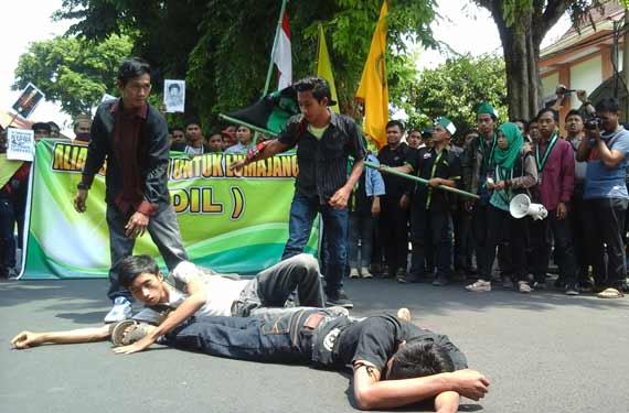 Salah satu adegan aksi teatrikal untuk mengenang meninggalnya aktivis penolak tambang, Salim alias Kancil. foto: imron/BANGSAONLINE