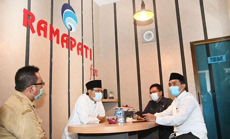 Dalam rangka menyambut HUT ke-42 Radio Ramapati Kota Pasuruan, Wali Kota Pasuruan Saifullah Yusuf (Gus Ipul) dan Wakil Wali Kota Pasuruan Adi Wibowo (Mas Adi) melakukan kunjungan dan peninjauan ke Radio Ramapati, Selasa (9/3/2021).