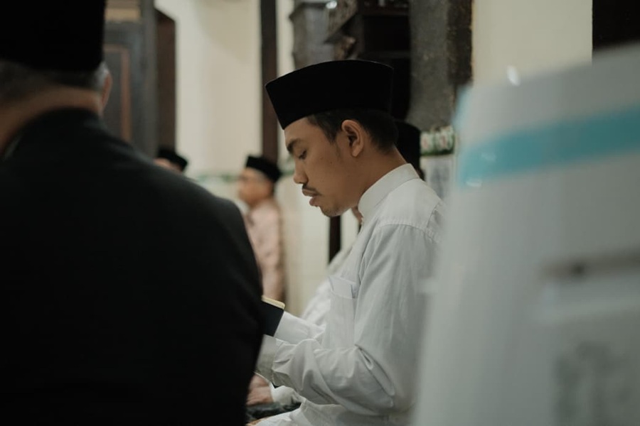 Denta Fatwa, Khadim Pengasuh Pondok Pesantren Tebuireng Jombang Jawa Timur yang menjadi nara hubung acara Silaturahim Mustasyar di Pesantren Tebuireng Jombang, Sabtu (6/12/2025). Foto: Tebuireng Online