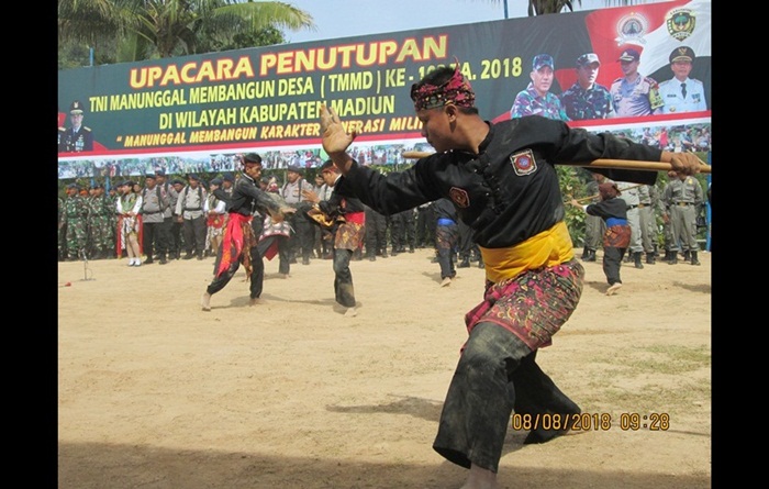 Upacara penutupan TMMD ke-102 yang dihibur dengan pertunjukan seni beladiri pencak silat.
