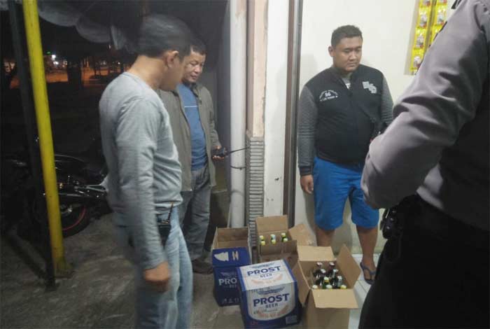 Petugas hendak mengamankan barang bukti.