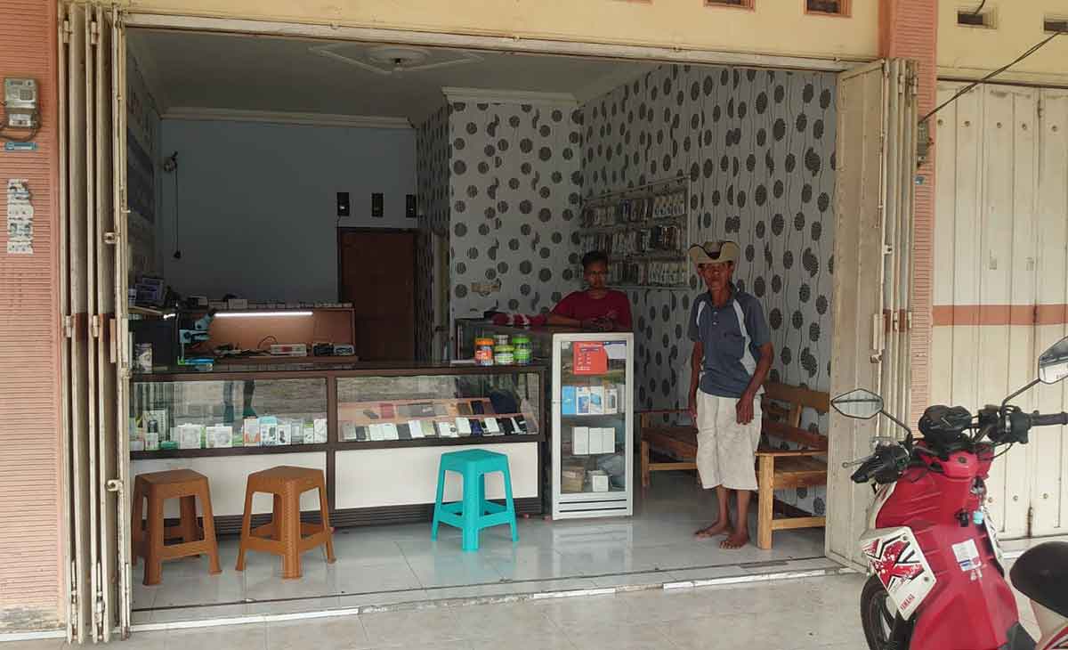 Konter HP yang dibobol maling di Desa Pojok, Kecamatan Ponggok, Kabupaten Blitar.