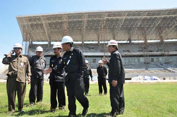 Bupati-Wabup, Sambari-Qosim ketika meninjau pembangunan Gelora Joko Samudro. (foto: syuhud/BANGSAONLINE)