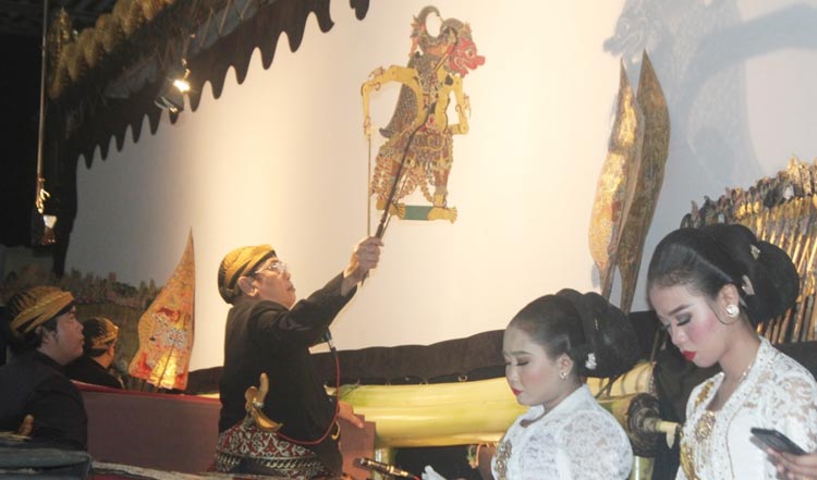 SEMALAM SUNTUK: Pagelaran wayang kulit, di Pendopo Delta Wibawa, Jumat (21/2) malam.